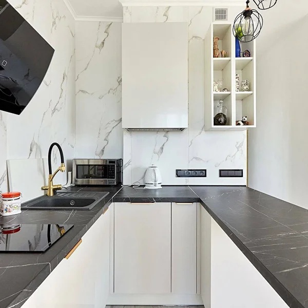 Кухня П-образная современная — Белый и чёрный мрамор